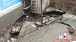 “轰”一声响 九龙坡一人行道地面突然塌陷 - 重庆晨网