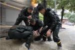 黔江暴雨持续4小时，“乘风破浪”的武警小哥来了！ - 重庆晨网