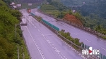 惊险一幕！奔驰车高速路上开“碰碰车” - 重庆晨网