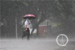 渝北新牌坊附近，市民在暴雨中前行。(4878464)-20200710180804_副本.jpg - 重庆晨网