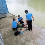 男子酒醉后趴河边想喝水，民警接报警“有人要跳河轻生” - 重庆晨网