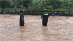 忠县山洪冲进场镇，30辆汽车被淹！抢险救援仍在进行 - 重庆晨网