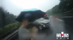 小轿车雨天高速“玩漂移”结局令人…… - 重庆晨网
