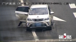 情侣在高速路快车道上突然停车，然后……打架！ - 重庆晨网