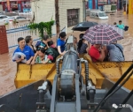 好样的！洪水中，他用装载机铲斗救出近百名被困人员 - 重庆晨网