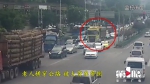 老人横穿公路被货车卷入车底，接下来的一幕很暖心！ - 重庆晨网