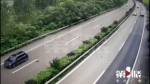 高速路上，乘客未系安全带被甩出车外 - 重庆晨网