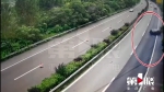 高速路上，乘客未系安全带被甩出车外 - 重庆晨网