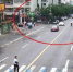视频！两小孩跑到公路嬉戏 小轿车迎头撞上 - 重庆晨网