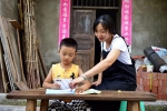 生火做饭、养鸡摘菜……看看重庆这个8岁孩子的暑假 - 重庆晨网