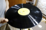 重庆黑胶唱片“发烧友”近二十年收藏上万张唱片 17年前2500元淘一张 - 重庆晨网