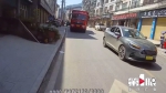 危险！两小孩路上嬉戏打闹 一人冲上马路被车撞飞 - 重庆晨网