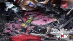 皮卡车拉的化妆品和打火机爆炸起火，巧遇消防车经过救援 - 重庆晨网