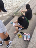 一学生江边玩耍落水，两游泳爱好者生死救援 - 重庆晨网