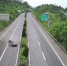 高速路越野车爆胎，两次撞上护栏旋转360° - 重庆晨网