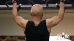 73岁大爷每周健身房撸铁4次 身材堪称肌肉男神 - 重庆晨网