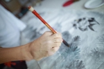 4岁失去双臂他用脚画画“重生” 一幅画卖上万元还收了徒弟 - 重庆晨网