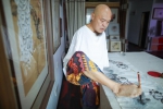 4岁失去双臂他用脚画画“重生” 一幅画卖上万元还收了徒弟 - 重庆晨网