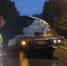 雨夜中大货车司机一脚刹车 车上货物“跑”路上 - 重庆晨网