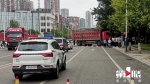 惊险！重型货车突然失控 直行轿车被撞上人行道 - 重庆晨网