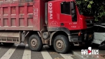 惊险！重型货车突然失控 直行轿车被撞上人行道 - 重庆晨网