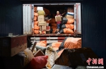 图为工作人员正在将大货车里的快递卸下。　周毅 摄 - 重庆晨网