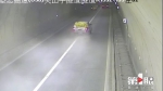 皮卡车隧道内爆胎 驾驶员拿把花伞出来…… - 重庆晨网