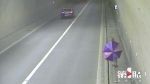 皮卡车隧道内爆胎 驾驶员拿把花伞出来…… - 重庆晨网