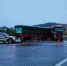 越野车高速路上突然刹车 大货车冲入护栏车头都“歪”掉了 - 重庆晨网