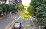 公交车撞红灯被市民举报，司机遭罚款扣分停职三天 - 重庆晨网