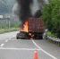 车辆高速起火有人受伤，经过的车不少只有他们停了下来！ - 重庆晨网