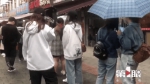 冒雨排队一小时！外地游客“飞”到重庆疯狂吃小面 - 重庆晨网