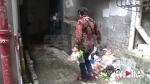 老旧居民楼清洁工出车祸去世了 垃圾成堆无人清运 - 重庆晨网