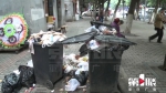 老旧居民楼清洁工出车祸去世了 垃圾成堆无人清运 - 重庆晨网