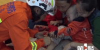 两岁男童手指被卡 消防员蜀黍温柔救援 - 重庆晨网