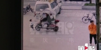 两岁女童被车撞倒司机竟开溜 监控拍下这一幕 - 重庆晨网