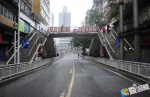 一座过街天桥要拆除 众多市民纷纷前来再走一遍打卡留念 - 重庆晨网