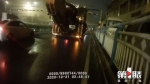 超高拖挂车遇上限高栏 被卡5小时 - 重庆晨网