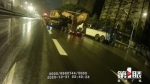 超高拖挂车遇上限高栏 被卡5小时 - 重庆晨网