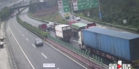 轿车错过高速下道口停在行车道 货车直接撞上来 - 重庆晨网