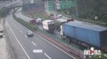 轿车错过高速下道口停在行车道 货车直接撞上来 - 重庆晨网