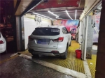 惊！男子把油门当刹车冲进洗车场 “洗车”变“修车” - 重庆晨网