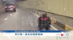 老婆婆驾轮椅穿行车流 两民警接力送回家 - 重庆晨网