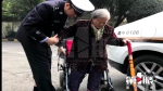 老婆婆驾轮椅穿行车流 两民警接力送回家 - 重庆晨网