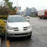 未挂牌照SUV停路边 警察望了一眼后车被拖走 - 重庆晨网