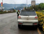未挂牌照SUV停路边 警察望了一眼后车被拖走 - 重庆晨网