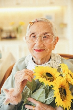 101岁婆婆拍少女系写真：重返青春，过了个最潮生日 - 重庆晨网