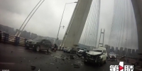 大桥上“飞”来辆SUV - 重庆晨网