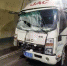面包车遭货车直接“怼”翻 2分钟前刚放了警示标志 - 重庆晨网