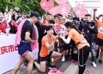 跑完马拉松，他突然求婚！太浪漫了…… - 重庆晨网